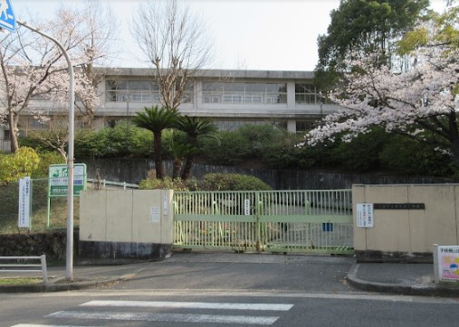 小学校　吹田市立津雲台小学校（小学校）まで1321m