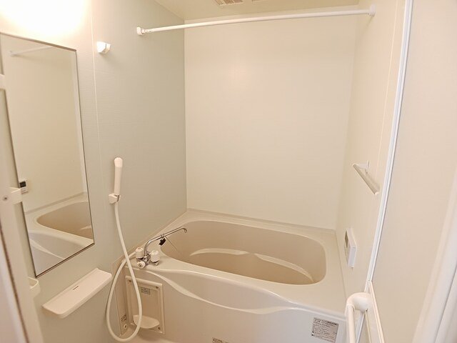 バス・シャワールーム　コンパクトで使いやすいお風呂です