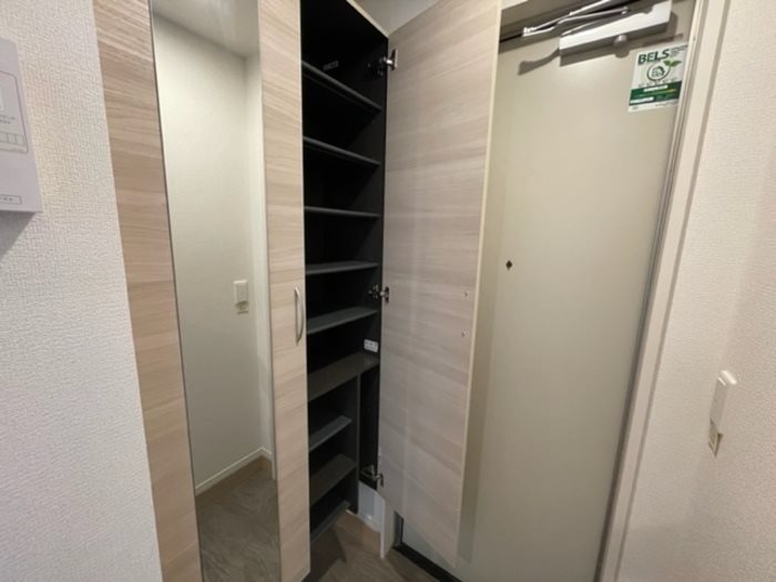 玄関　※別号室の写真です。
