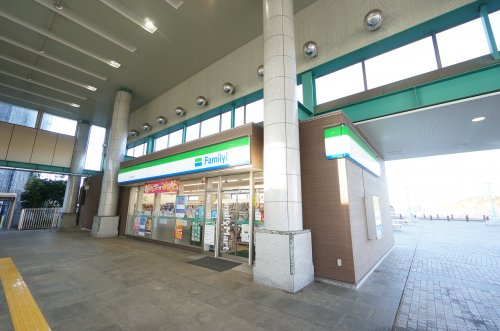 コンビニ　ファミリーマート ちはら台駅店（コンビニ）まで749m