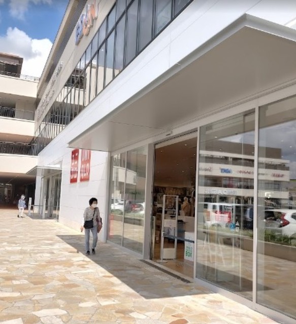 ショッピングセンター　ユニクロオアシスタウンキセラ川西店（ショッピングセンター）まで948m