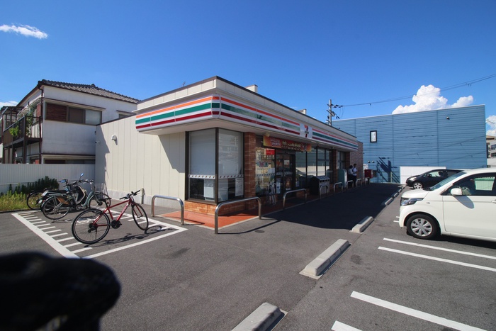 コンビニ　セブンイレブン（コンビニ）まで220m