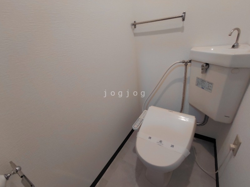 トイレ　嬉しい温水洗浄便座付きのトイレです。
