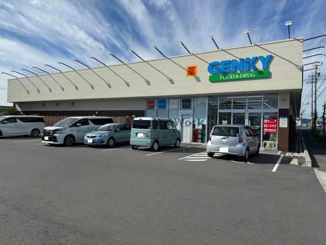 ドラックストア　ゲンキー川花店（ドラッグストア）まで213m