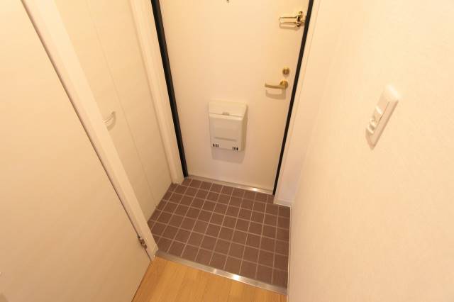 玄関　※２０２号室の写真になります。