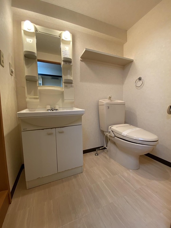 トイレ　風呂トイレ別仕様です。