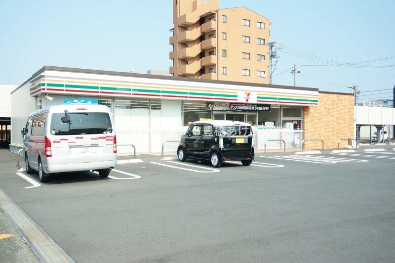 コンビニ　セブンイレブン豊橋菰口3丁目店（コンビニ）まで256m