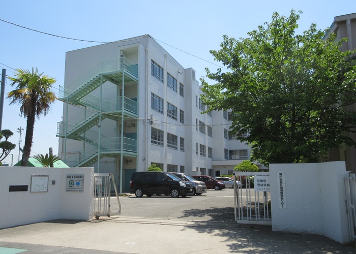 小学校　高槻市立冠小学校（小学校）まで160m