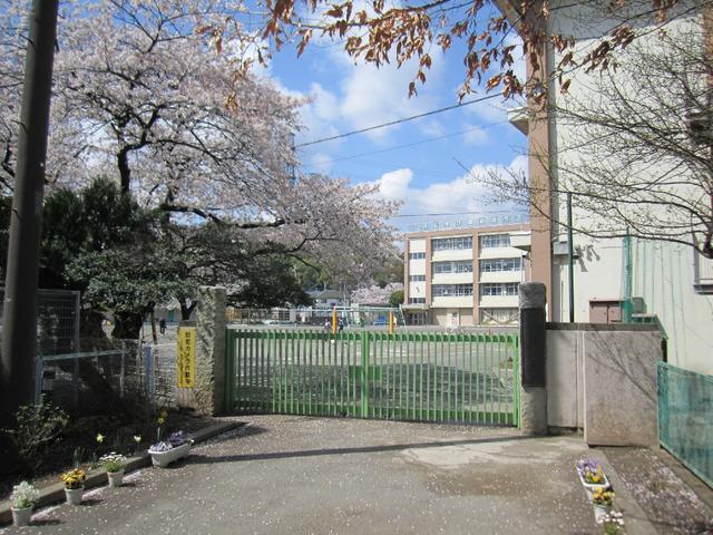 庭　稲城市立稲城第三小学校まで430m