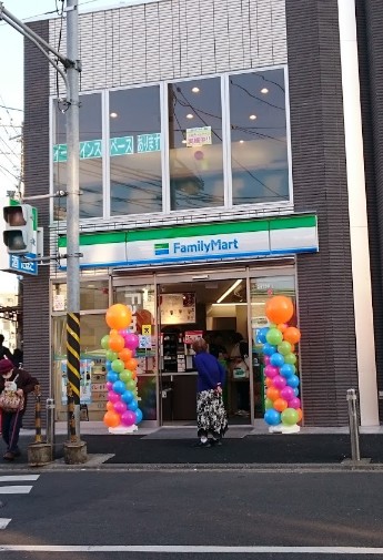 コンビニ　ファミリーマート 横浜西神奈川三丁目店（コンビニ）まで316m