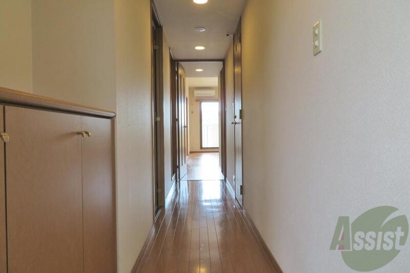 玄関　玄関からお部屋を見ると、奥行きがあって広さがよく分かります。