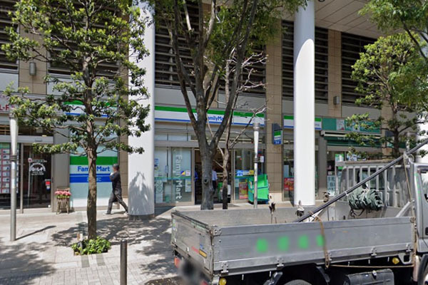 コンビニ　ファミリーマート港区白金プラザ店（コンビニ）まで312m