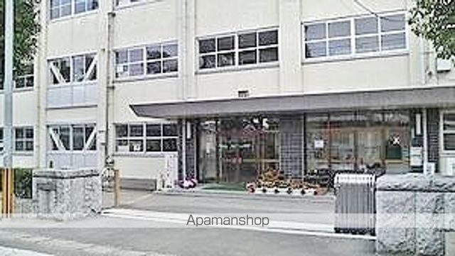 中学校　城西中学校（中学校）まで735m