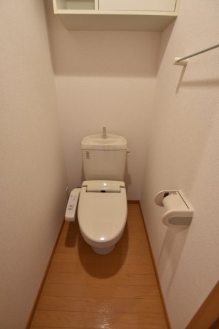 トイレ　別号室の写真です。ご参考までに