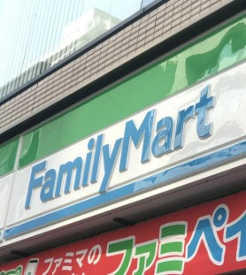 コンビニ　ファミリーマート（コンビニ）まで13m