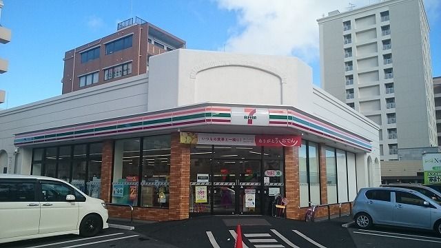 コンビニ　セブンイレブン那覇新都心公園前（コンビニ）まで180m