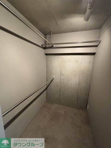 バルコニー　★奇数階・偶数階で木材や壁の色が異なります。