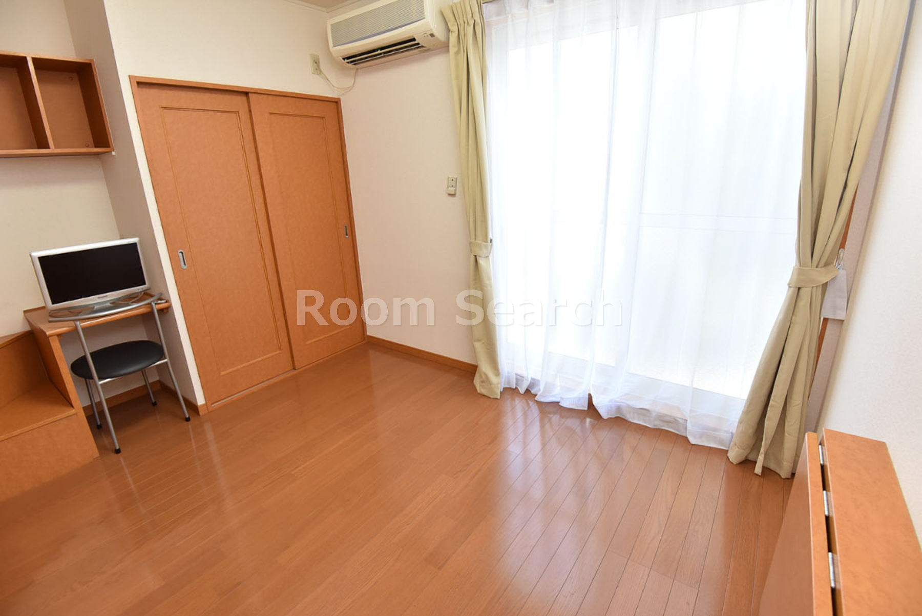 居室・リビング　テレビ、カーテン、照明、エアコン付き