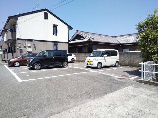 【伊予市下吾川のアパートの駐車場】