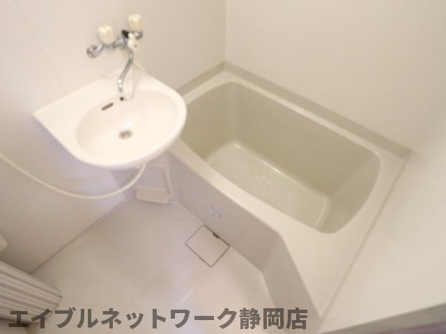 バス・シャワールーム　落ち着いた空間のお風呂です