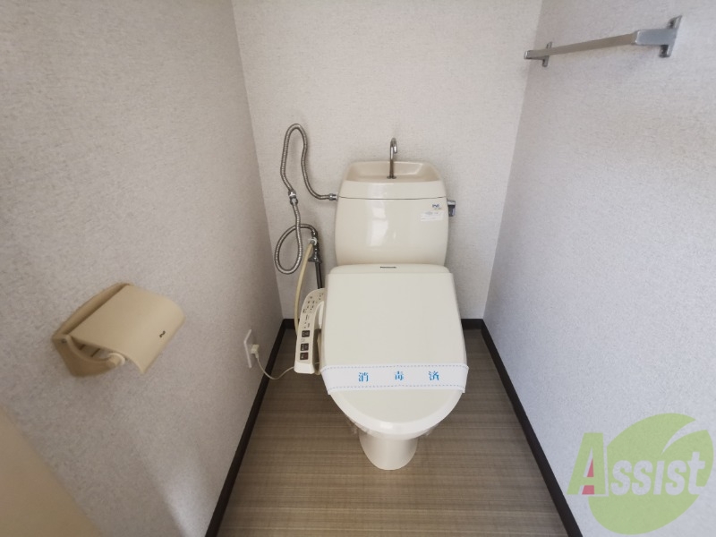 トイレ　ウォシュレット機能がついたトイレです。安心して使用できますね