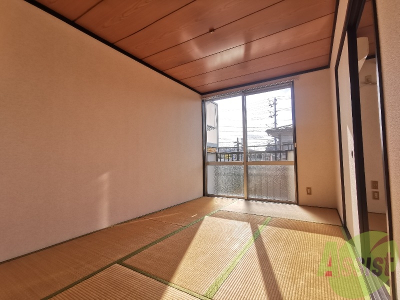 その他部屋・スペース　６帖の和室のお部屋です。陽が入って癒されますね。