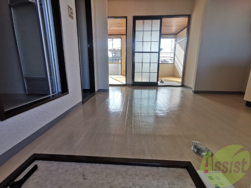 玄関　外から玄関を撮影してみました。広いリビングに繋がっています。