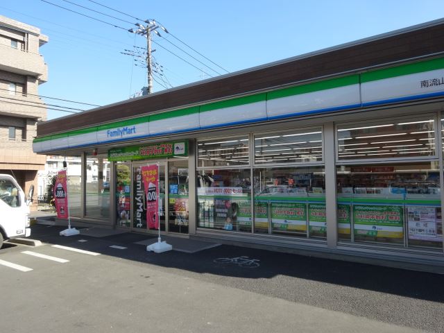 コンビニ　ファミリーマート（コンビニ）まで80m