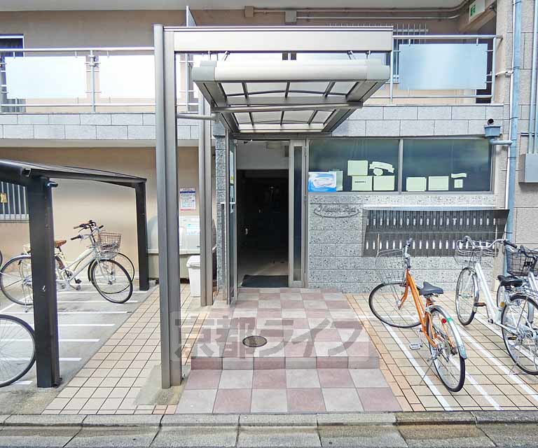 【京都市伏見区深草西浦町８丁目のマンションのエントランス】