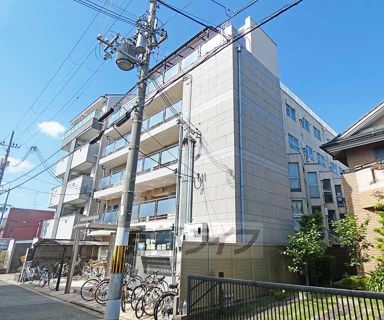 【京都市伏見区深草西浦町８丁目のマンションの建物外観】