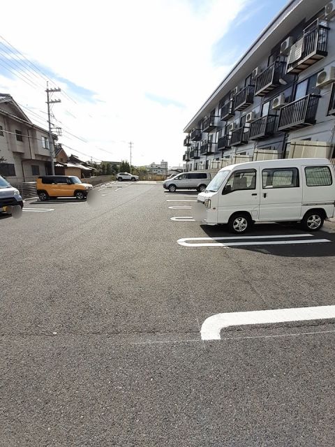 【尾道市神田町のアパートの駐車場】