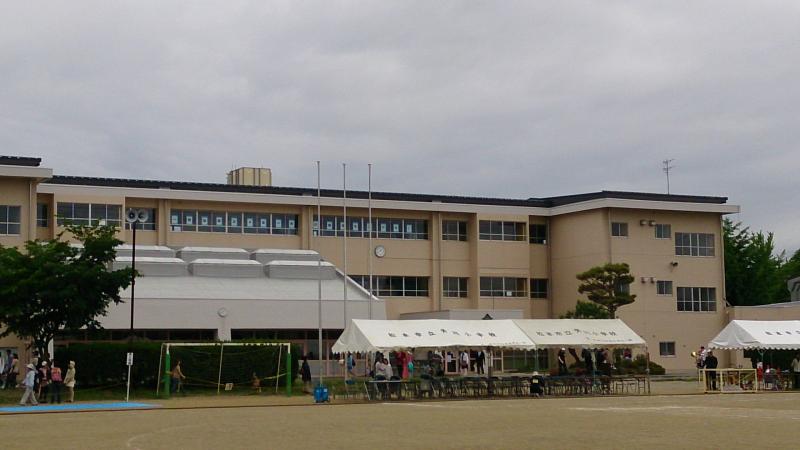 【松本市平田東のアパートの小学校】