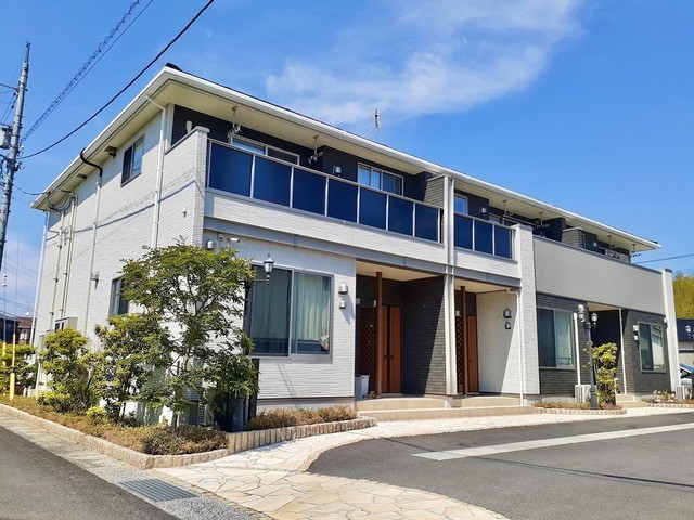 出雲市斐川町上直江のアパートの建物外観