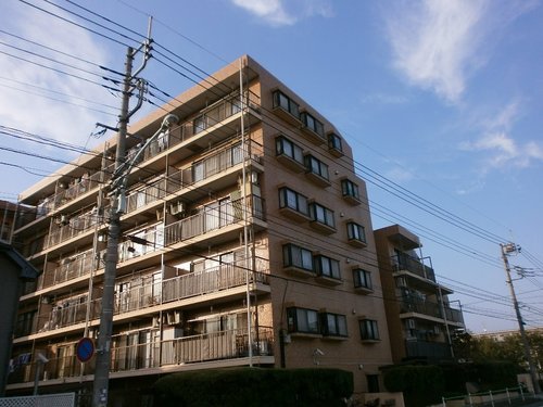 【武蔵村山市伊奈平のマンションの建物外観】