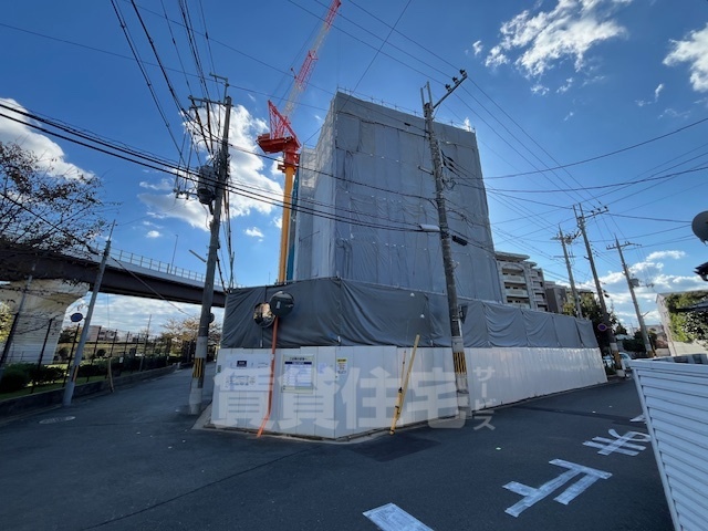 【京都市南区上鳥羽勧進橋町のマンションの建物外観】