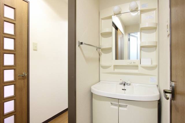 洗面設備　脱衣所兼洗面所です