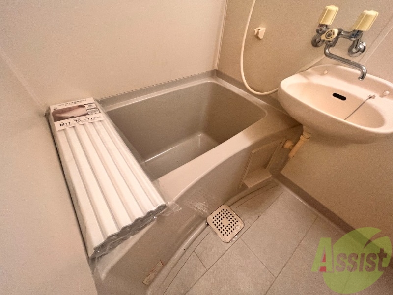 バス・シャワールーム　浴室は肩まで浸かれるくらい広々していました。