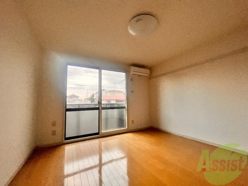 居室・リビング　洋室は８．１帖になります。広々していてちょうどいいですね。