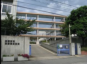 【豊中市長興寺北のマンションの中学校】