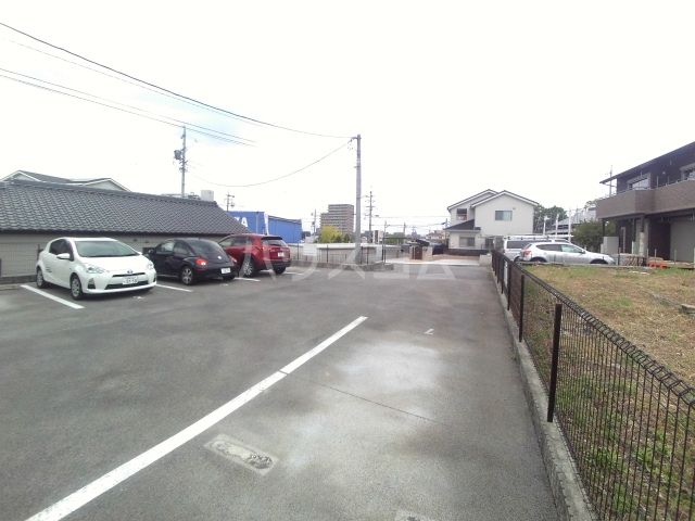 【岡崎市鴨田町のアパートの駐車場】