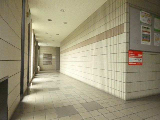 【八尾市南本町のマンションのエントランス】