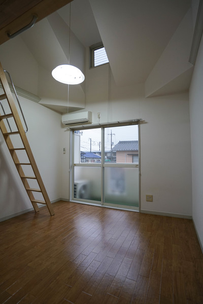 居室・リビング　同じ建物の別なお部屋