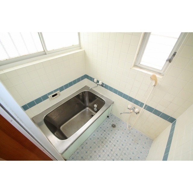 バス・シャワールーム　換気しやすい窓付き浴室