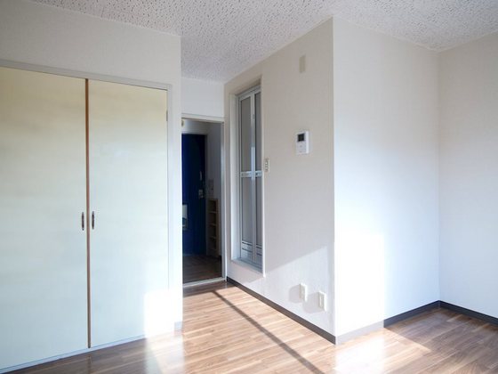 居室・リビング　別号室写真です