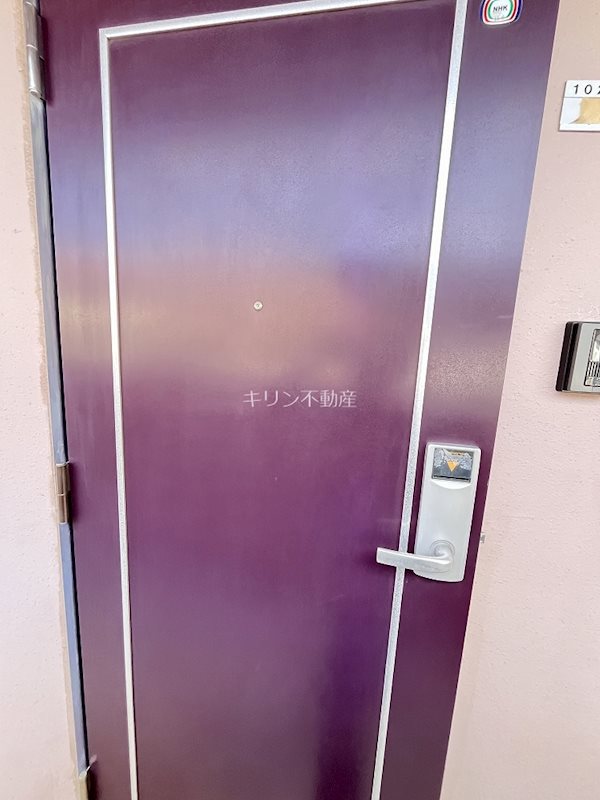 エントランス　同建会社同モデル。床材及び建具の色や設備等は実際の室内にてご