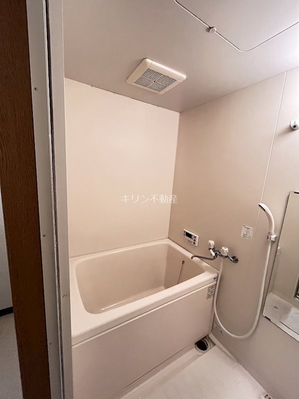 バス・シャワールーム　同建会社同モデル。床材及び建具の色や設備等は実際の室内にてご