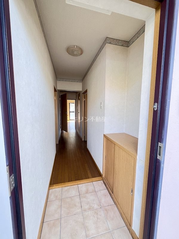 玄関　同建会社同モデル。床材及び建具の色や設備等は実際の室内にてご