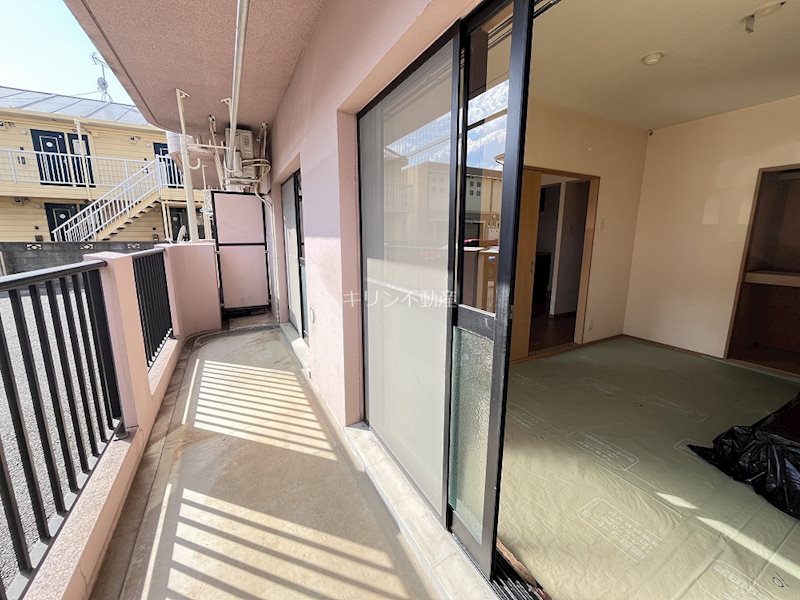 バルコニー　同建会社同モデル。床材及び建具の色や設備等は実際の室内にてご