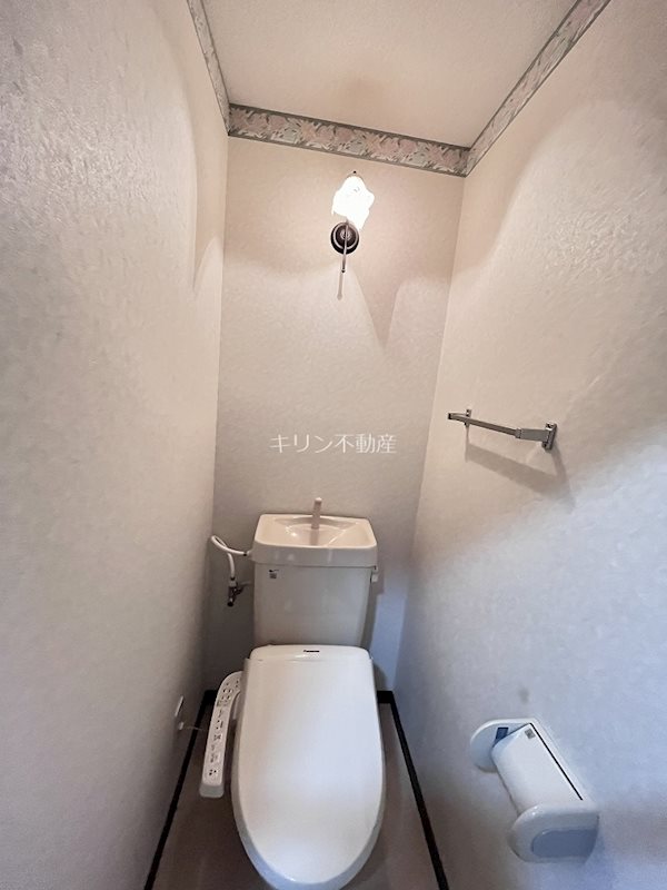 トイレ　同建会社同モデル。床材及び建具の色や設備等は実際の室内にてご