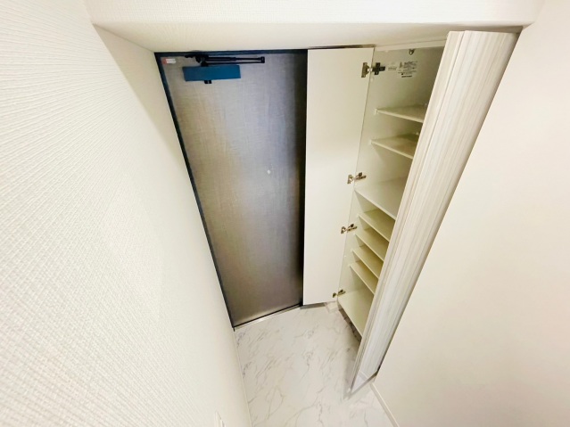 玄関　同物件・別号室の写真